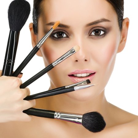 Девушка с кисточками для макияжа