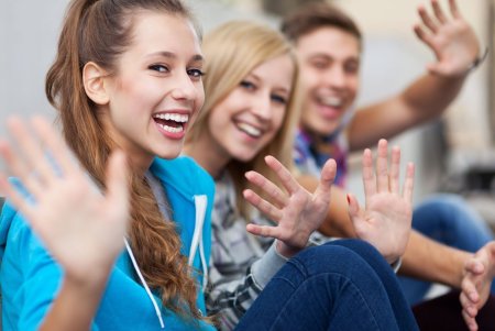 Подросток улыбается