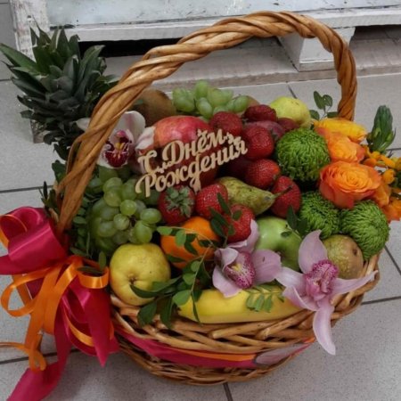 Корзина с фруктами и цветами