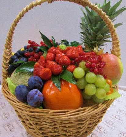 Красивая корзина с фруктами