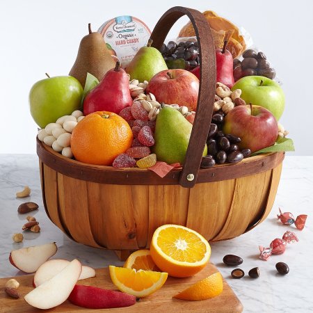 Корзина с фруктами и сыром
