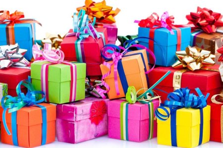 Гора подарков и цветов