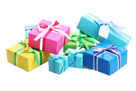 Коробки с подарками на белом фоне