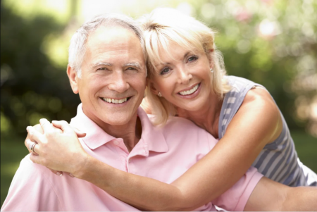 Счастливая взрослая пара