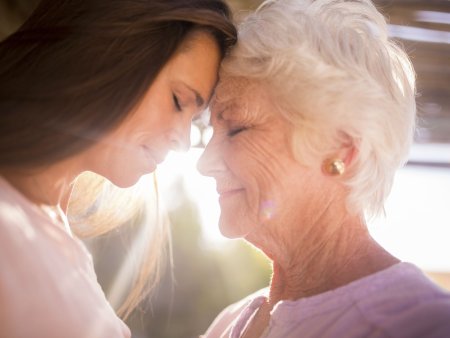 Пожилая мать и дочь