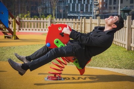 Взрослые играют в игрушки