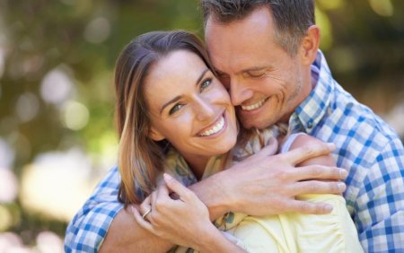 Мужчина обн мает женщину