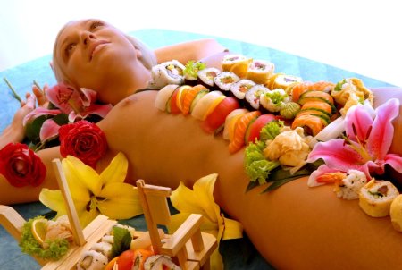 Суши на девушке