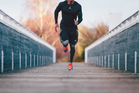 Спортсмен бежит