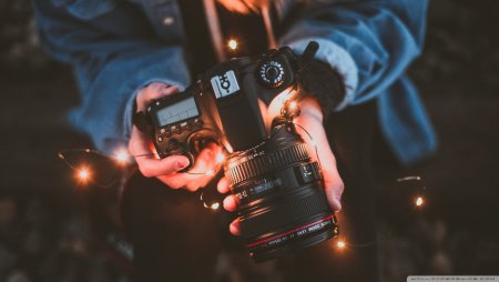 Фотоаппарат в руках