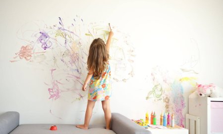 Ребенок рисует на стене