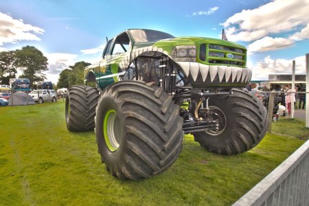 Монстр трак спереди