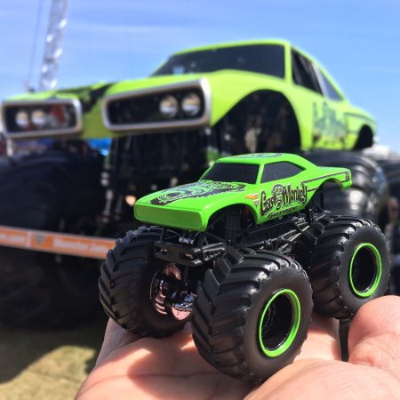 Грузовой монстр трак