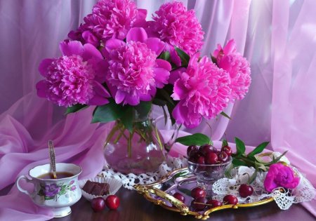 Розовые цветы в вазе