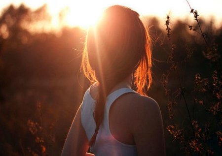 Русоволосая девушка со спины Весна