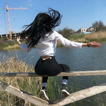 Девушка брюнетка на мосту