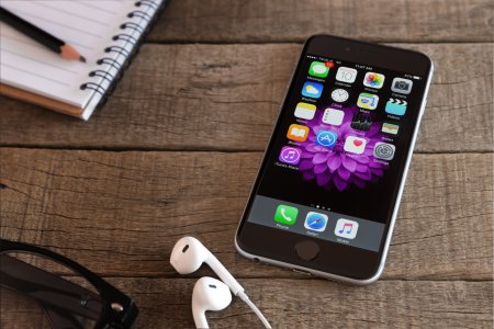 Айфон на столе