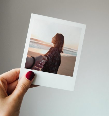 Фотокарточка в руке