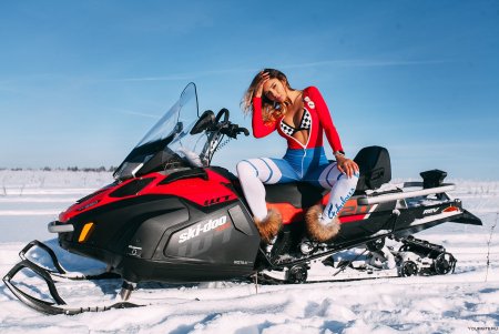 Девушка на снегоходе
