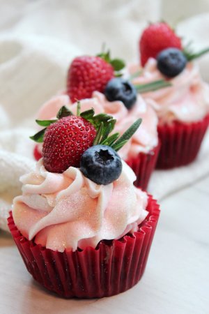 Капкейки красный бархат с клубникой