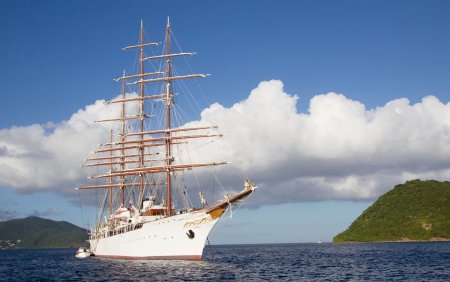 Парусник в море