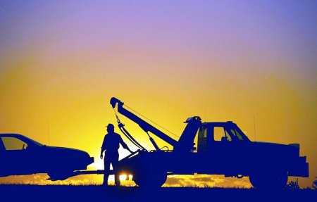 Эвакуатор на черном фоне