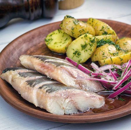 Селедочка с картошечкой и лучком