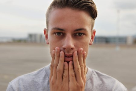 Мужское лицо крупным планом