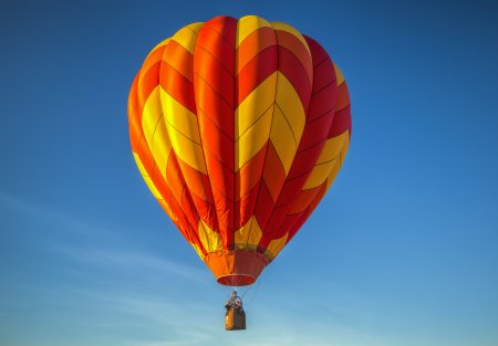 Воздушный шар с корзиной