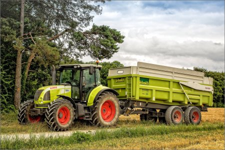 Трактор с прицепом настоящий