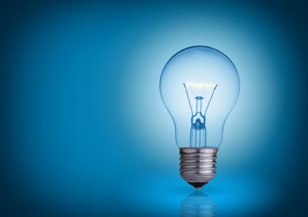 Лампочка на синем фоне