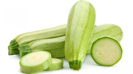 Кабачок на белом фоне