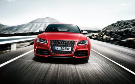 Красная Ауди на темном фоне горизонтально