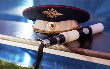 Полицейская фуражка и жезл