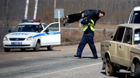 Полицейский останавливает машину