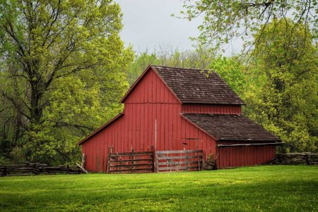 Красивый большой сарай