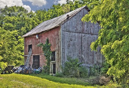 Добротный деревенский сарай