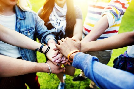 Люди держатся за руки