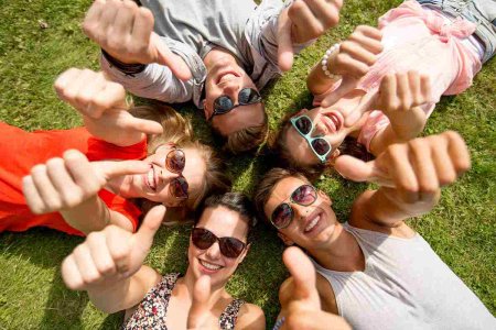 Веселая компания друзей на природе