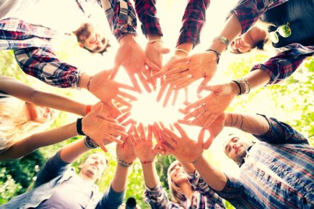 Молодежь в кругу