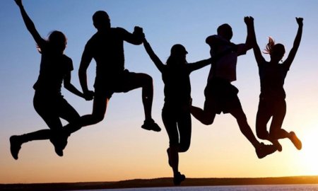 Друзья прыгают