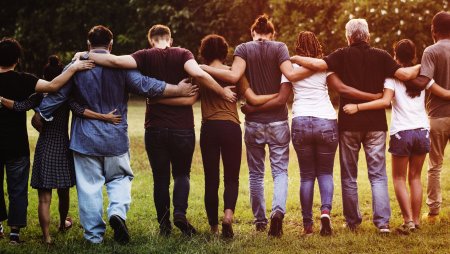 Друзья обнимаются