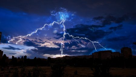 Молния в ночном небе