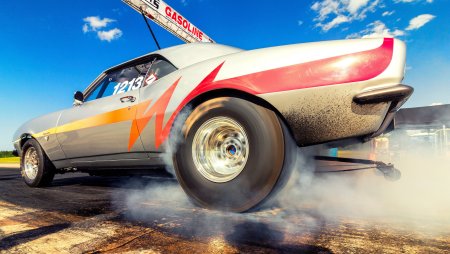 Машины на гонках