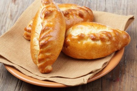 Пирожки на тарелке
