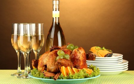 Накрытый стол с едой и алкоголем