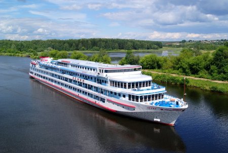 Речной круизный теплоход Ленин