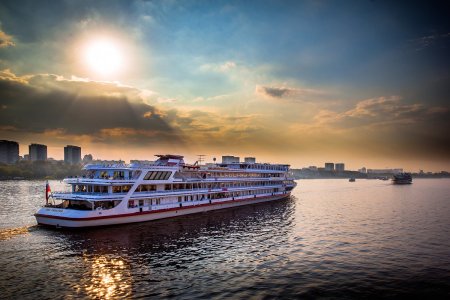 Круизные речные лайнеры в Москве