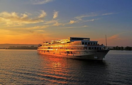 Волга река теплоход