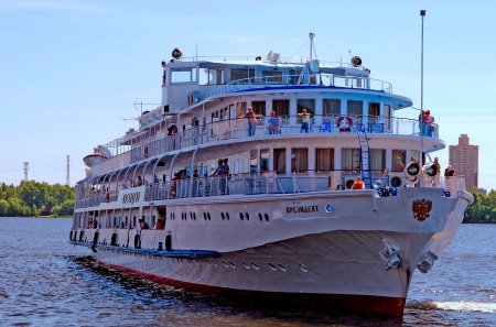 «Президент» — трехпалубный теплоход